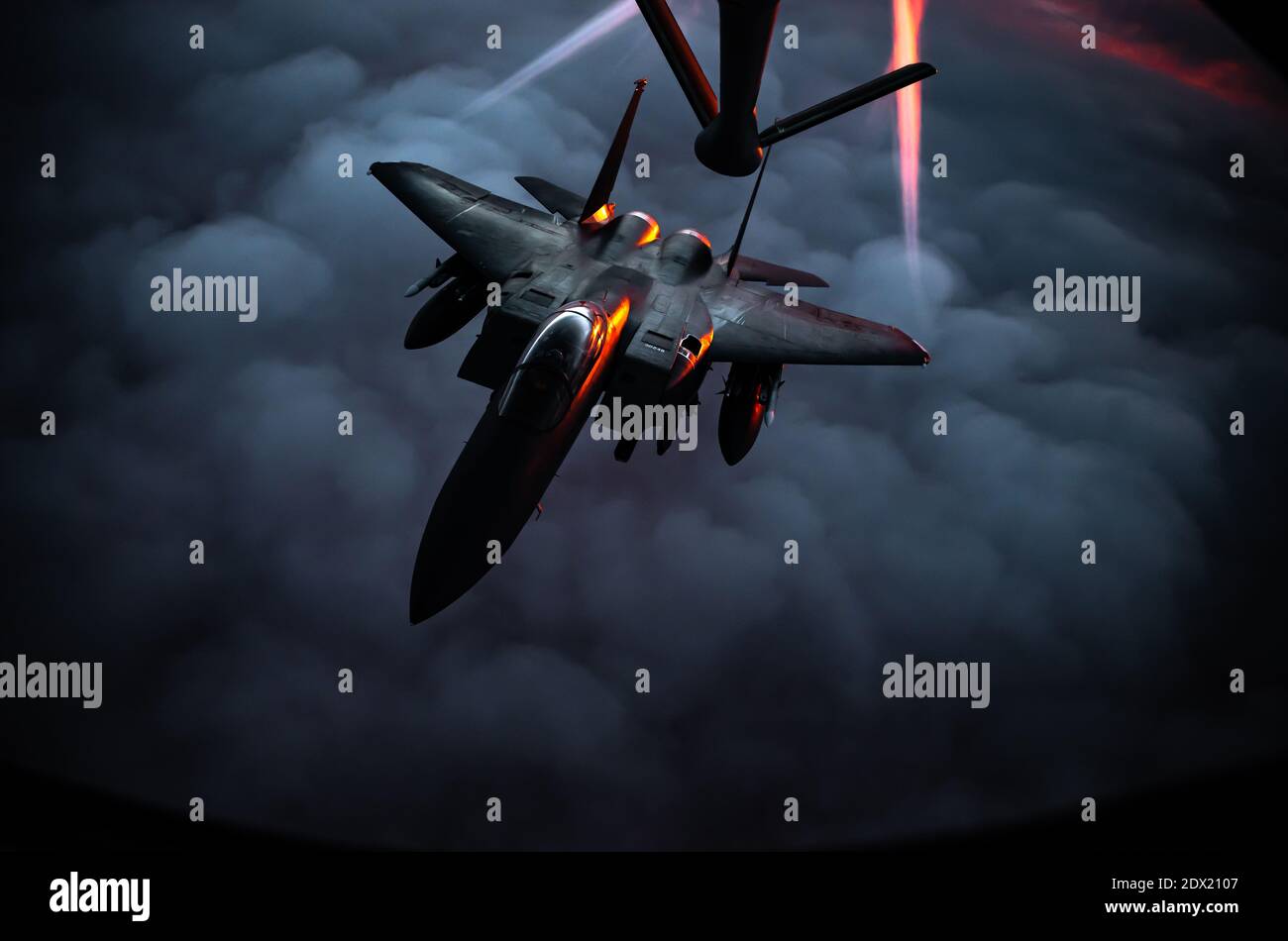 Iraq spazio aereo, Iraq. 22 dicembre 2020. Un aereo da combattimento US Air Force F-15E Strike Eagle si rompe dopo il rifornimento aereo da uno Stratotanker KC-135 durante una pattuglia come parte dell'operazione inerente Resolve 22 dicembre 2020 sull'Iraq. Credit: Planetpix/Alamy Live News Foto Stock Iraq spazio aereo, Iraq. 22 dicembre 2020. Un aereo da combattimento US Air Force F-15E Strike Eagle si rompe dopo il rifornimento aereo da uno Stratotanker KC-135 durante una pattuglia come parte dell'operazione inerente Resolve 22 dicembre 2020 sull'Iraq. Credit: Planetpix/Alamy Live News Foto Stock