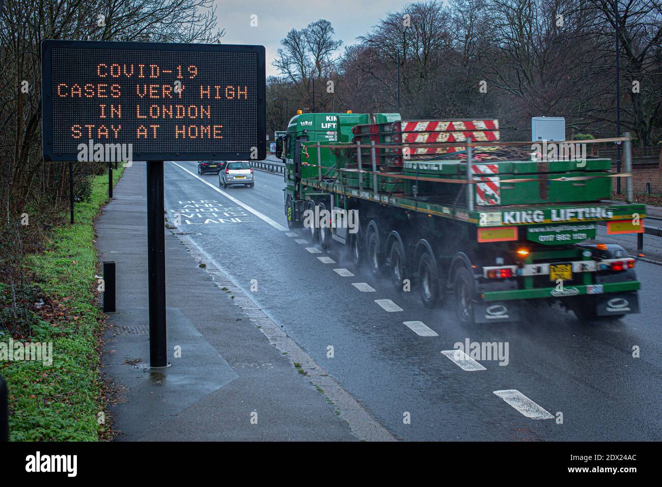Cartello Great Britain/A, sulla A3 Road, una strada importante che collega Londra nel sud dell'Inghilterra, indica di rimanere a casa durante l'epidemia di coronavirus del Covid-19. Foto Stock