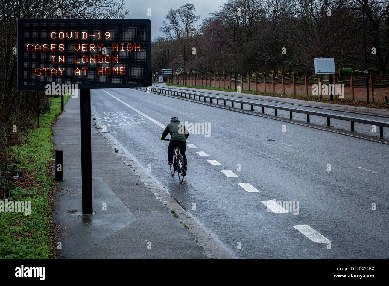 Cartello Great Britain/A, sulla A3 Road, una strada importante che collega Londra nel sud dell'Inghilterra, indica di rimanere a casa durante l'epidemia di coronavirus del Covid-19. Foto Stock