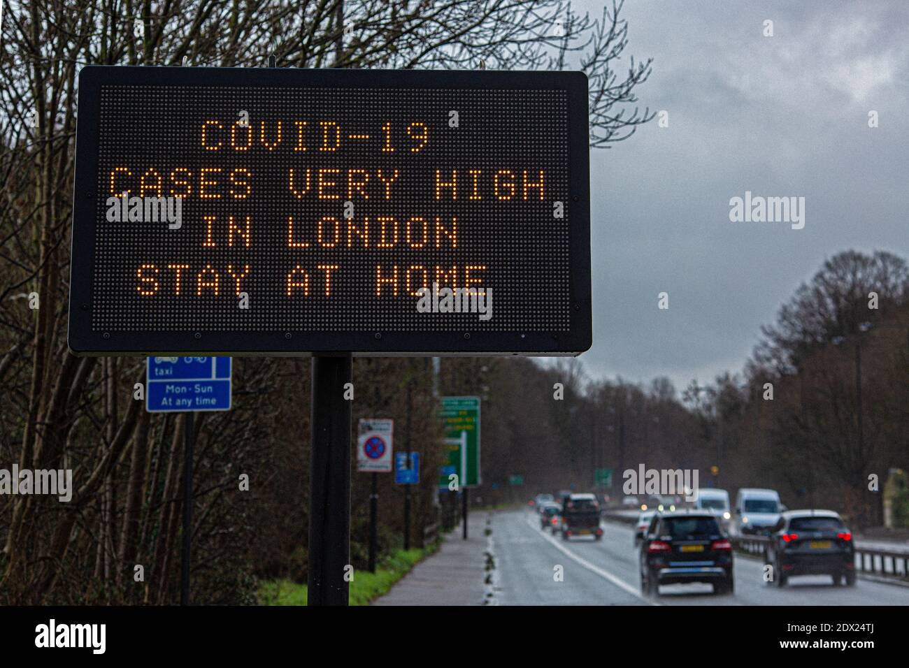 Cartello Great Britain/A, sulla A3 Road, una strada importante che collega Londra nel sud dell'Inghilterra, indica di rimanere a casa durante l'epidemia di coronavirus del Covid-19. Foto Stock