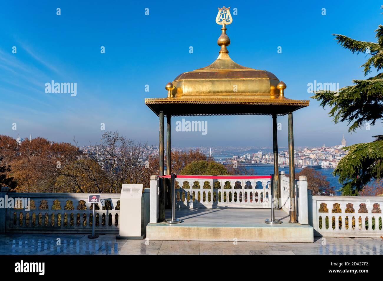 Gazebo d'oro sulla terrazza in marmo Palazzo Topkapi, bellissimo design, ornamento d'oro, arte reale, bella vista sulla baia del Corno d'Oro. Foto Stock