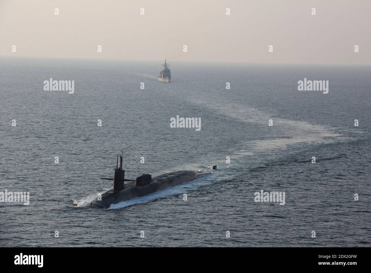 Mar Arabico, Bahrein. 21 Dic 2020. Il sommergibile USS Georgia, di potenza nucleare della Marina degli Stati Uniti, classe Ohio, transita nel Golfo Arabico a fianco dell'incrociatore missilistico guidato di classe Ticonderoga USS Philippine Sea 21 dicembre 2020 al largo della costa del Bahrain. Credit: Planetpix/Alamy Live News Foto Stock