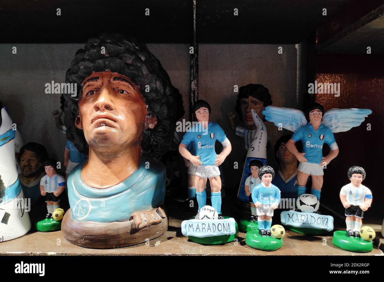 Napoli, Italia 2020 dicembre: Diego Armando Maradona, il più importante giocatore di Calcio, ripetuto nell'arte della natività napoletana di S. Gregorio Armeno. Foto Stock