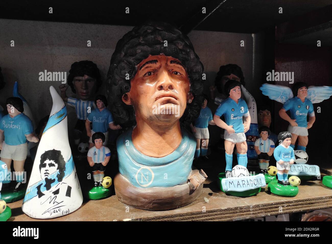 Napoli, Italia 2020 dicembre: Diego Armando Maradona, il più importante giocatore di Calcio, ripetuto nell'arte della natività napoletana di S. Gregorio Armeno. Foto Stock