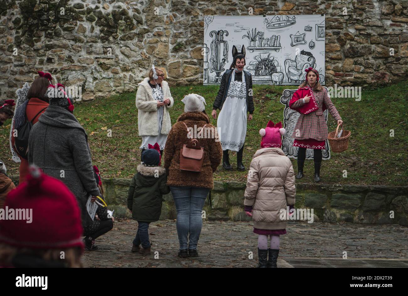 Zagabria, Croazia. 6 Dicembre 2020. La gente guarda il gioco 'Little Red Riding Hood' di artisti del Teatro poco Loco in un parco a Zagabria, Croazia, 6 dicembre 2020. Mentre molti teatri di Zagabria annullarono spettacoli e anteprime nel 2020, il Teatro poco Loco decise di fare qualcosa di nuovo nonostante i rischi e l'incertezza. Ogni sabato e domenica, indipendentemente dal tempo, un parco nel centro di Zagabria si trasforma in un teatro: Una foresta dove il Cappuccetto Rosso, la sua nonna e un lupo giocano la loro storia in modo innovativo e creativo. Credit: Kresimir Saric/Xinhua/Alamy Live News Foto Stock