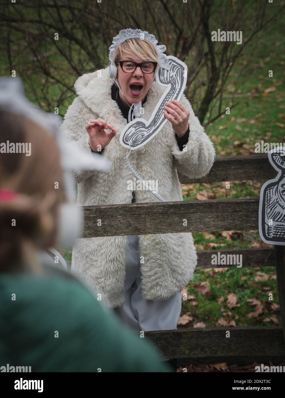 (201223) -- ZAGABRIA, 23 dicembre 2020 (Xinhua) -- l'attrice croata Zrinka Kusevic si esibisce in un adattamento del classico racconto 'Little Red Riding Hood' in un parco a Zagabria, Croazia, 6 dicembre 2020. Mentre molti teatri di Zagabria annullarono spettacoli e anteprime nel 2020, il Teatro poco Loco decise di fare qualcosa di nuovo nonostante i rischi e l'incertezza. Ogni sabato e domenica, indipendentemente dal tempo, un parco nel centro di Zagabria si trasforma in un teatro: Una foresta dove il Cappuccetto Rosso, la sua nonna e un lupo giocano la loro storia in modo innovativo e creativo. (Foto di KR Foto Stock