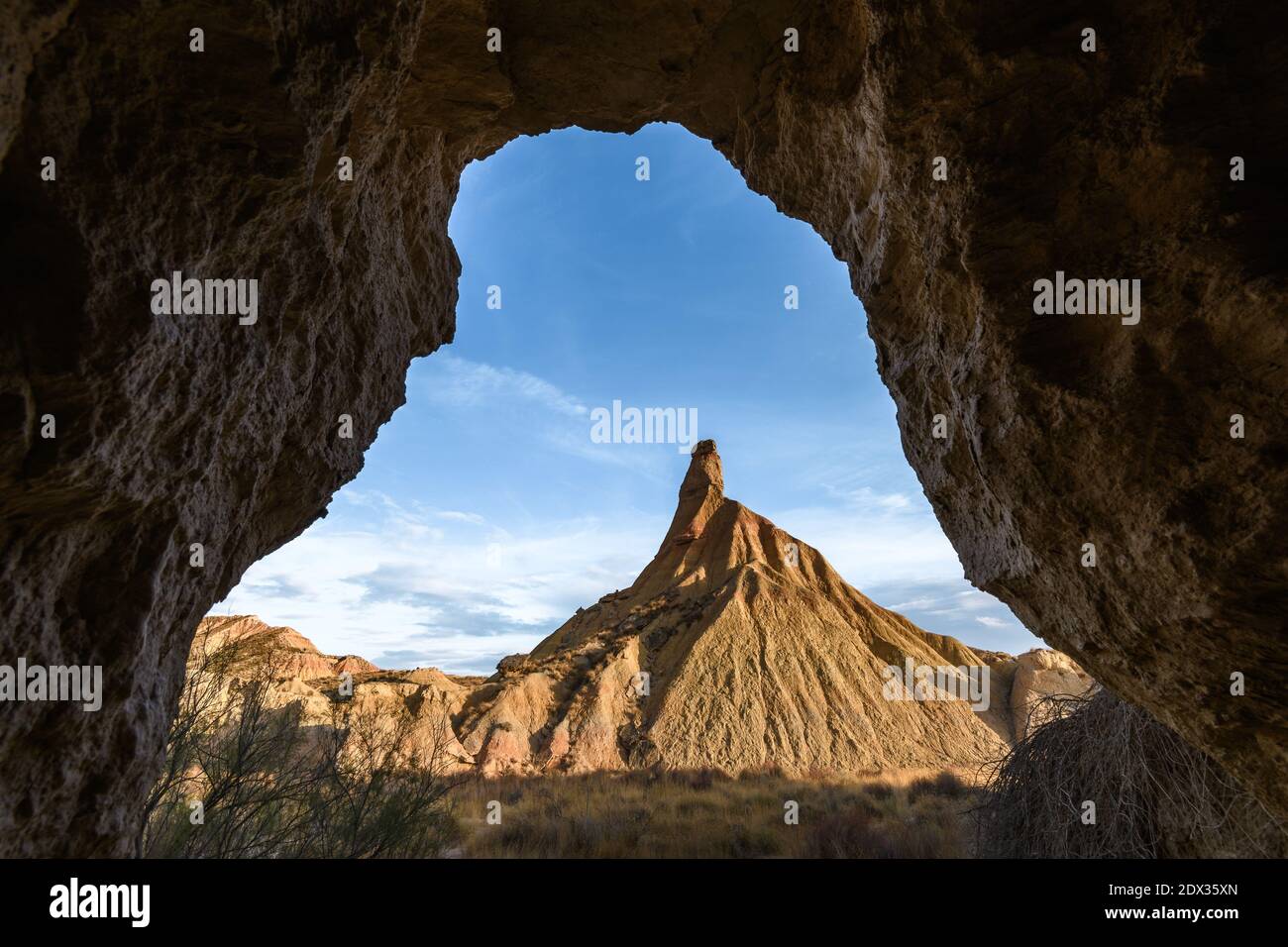Pietra arenaria di Castildedierra vista da una grotta a Bardenas Reales, Navarra, Spagna Foto Stock