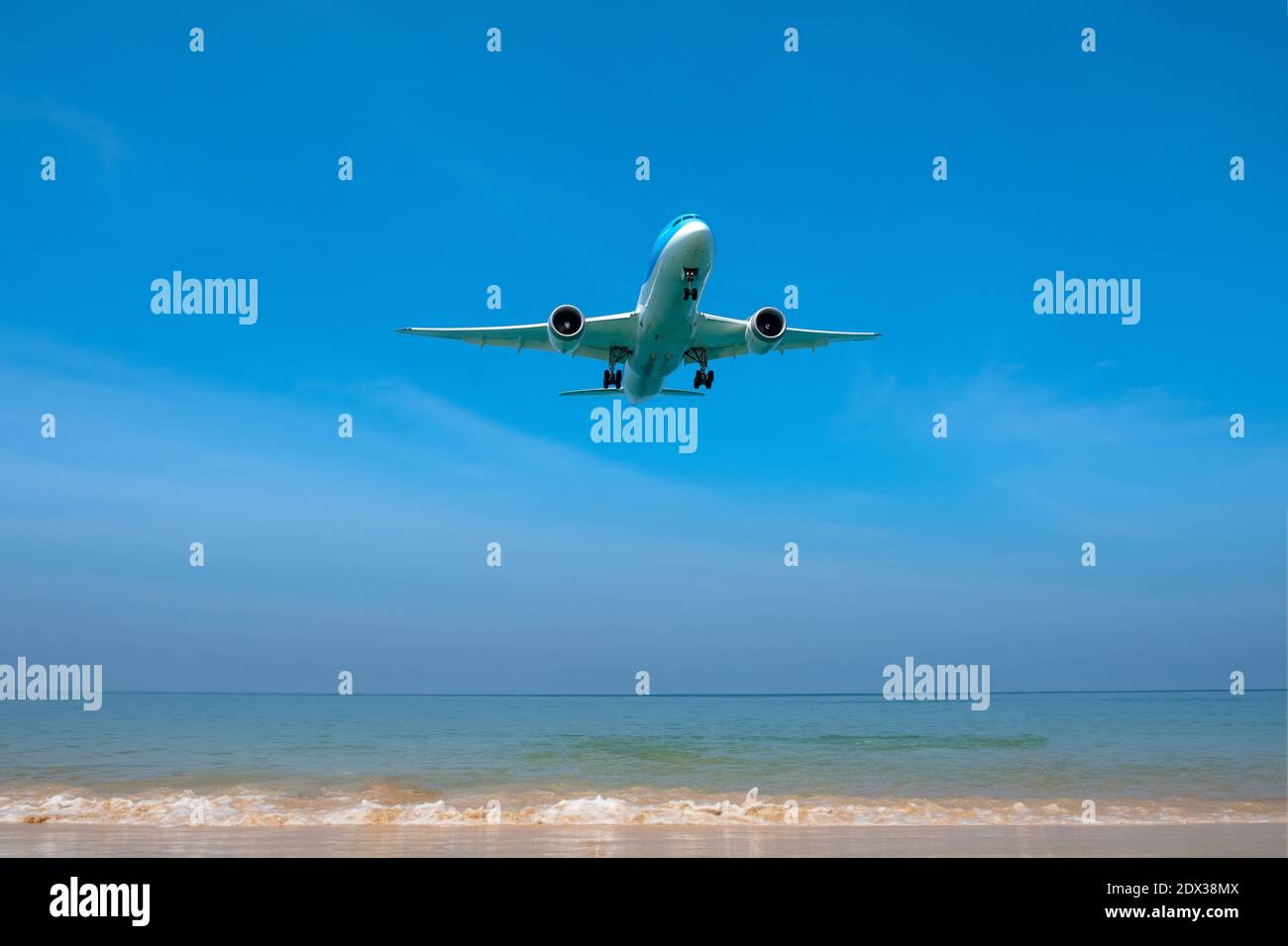 Un aereo atterra su un volo che sorvola mai Khao Beach in Thailandia. Foto Stock