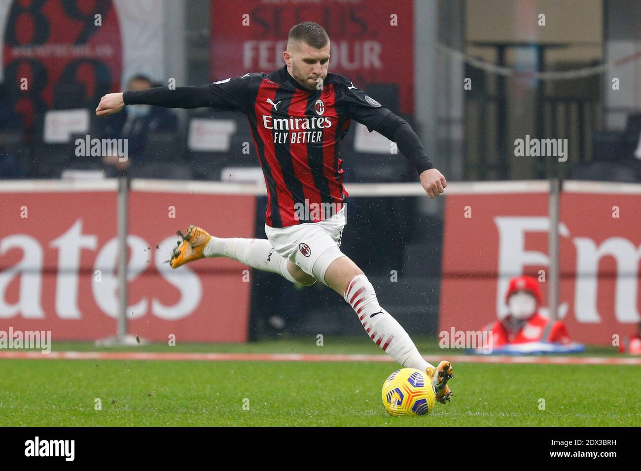 Milano, Italia. 23 dicembre 2020. Milano, Italia, stadio San Siro, 23 dicembre 2020, ante Rebic (AC Milan) durante AC Milano vs SS Lazio - Calcio italiano Serie A match Credit: Francesco Scaccianoce/LPS/ZUMA Wire/Alamy Live News Foto Stock