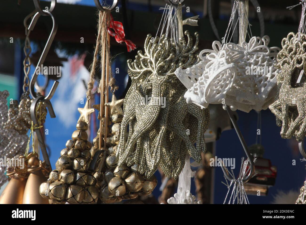 Scintillante decorazione di natale, in vendita su un mercato settimanale, Deer miniatur come albero di natale deco. Foto Stock