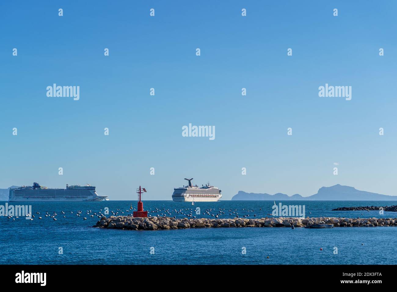 Napoli, Italia, 2020 ottobre: Navi da crociera nella baia di Napoli che navigano verso il mediterraneo, Capri sullo sfondo. Foto Stock