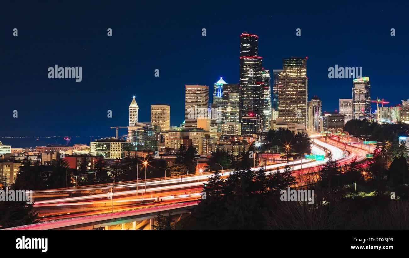 Skyline del centro di Seattle di notte dal Dr. Jose Rizal Park di Seattle, Washington Foto Stock