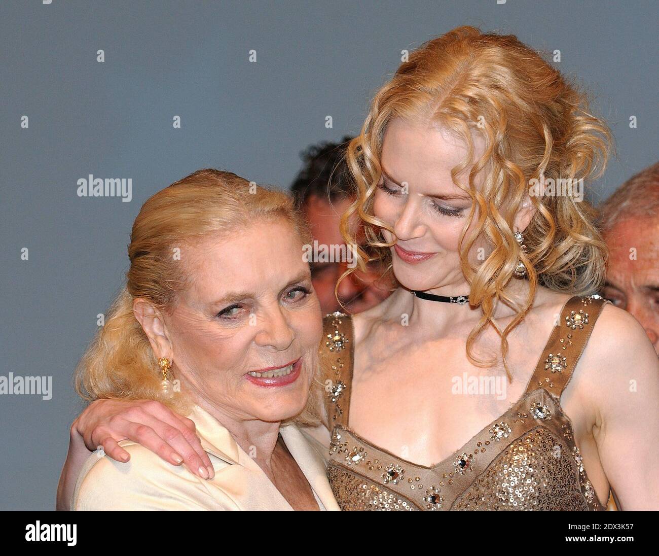 L'attrice di Hollywood Lauren Bacall è morta all'età di 89 anni dopo aver subito un ictus nella sua casa di New York. File photo : la leggendaria attrice statunitense Lauren Bacall (L) e la star del cinema australiana Nicole Kidman sul palco del casinò Deauville dopo la proiezione del loro ultimo film 'Birth' diretto da Jonathan Glazer, al 30° Festival del cinema americano a Deauville, Normandia, Francia, giovedì 9 settembre 2004. Foto di Bruno Klein/ABACA Foto Stock