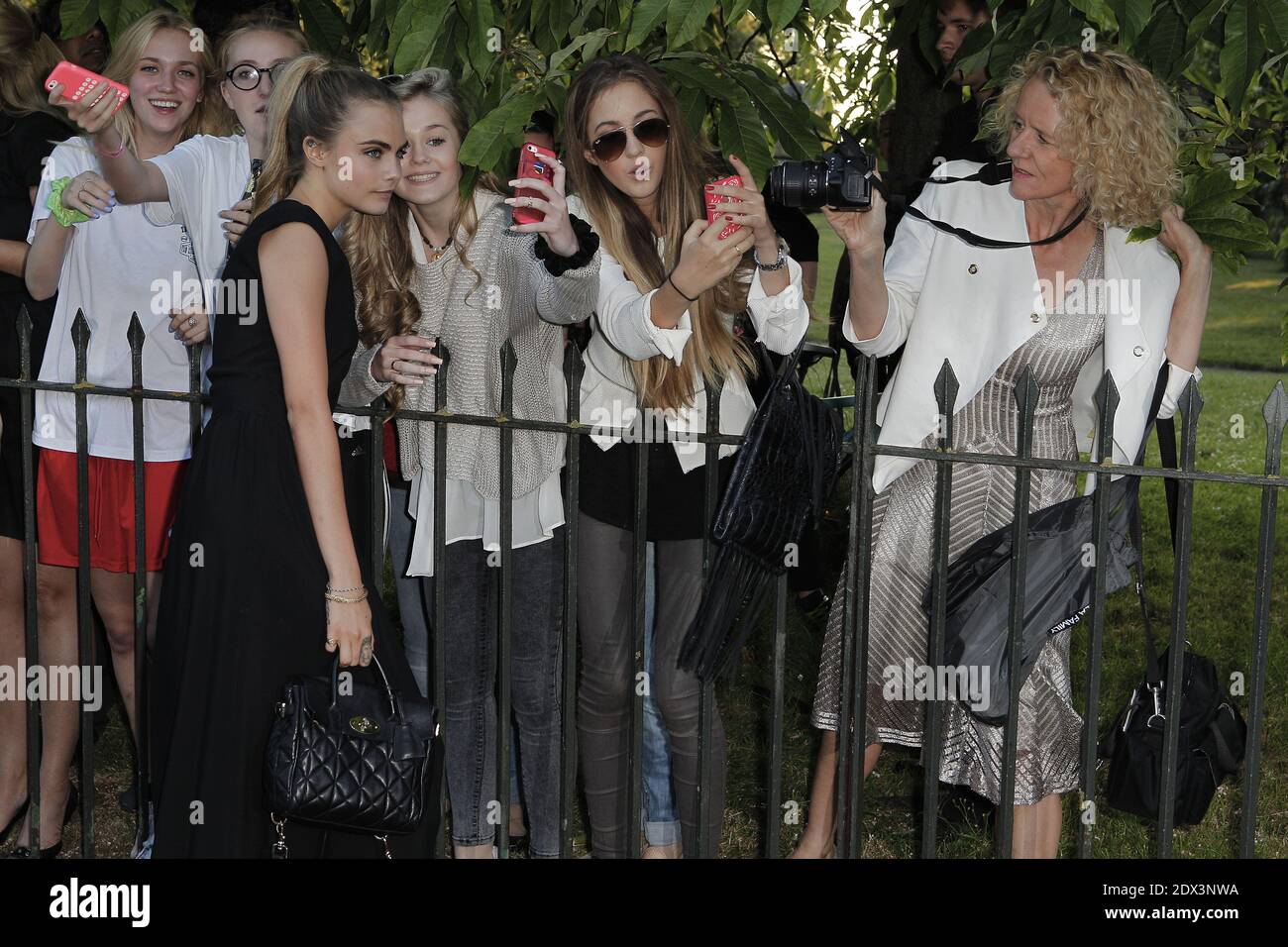 Cara Delevingne partecipa al Serpentine Gallery Summer Party, coospitato da Brioni alla Serpentine Gallery il 1° luglio 2014 a Londra, Regno Unito. Foto di Cyril Villemain/ABACAPRESS.COM Foto Stock