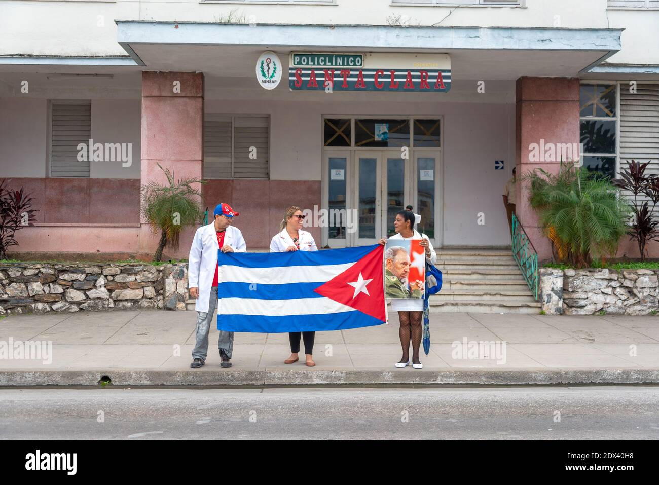 Gli operatori sanitari cubani aspettano la Victory Caravan, Santa Clara, Cuba-6 gennaio 2019 Foto Stock