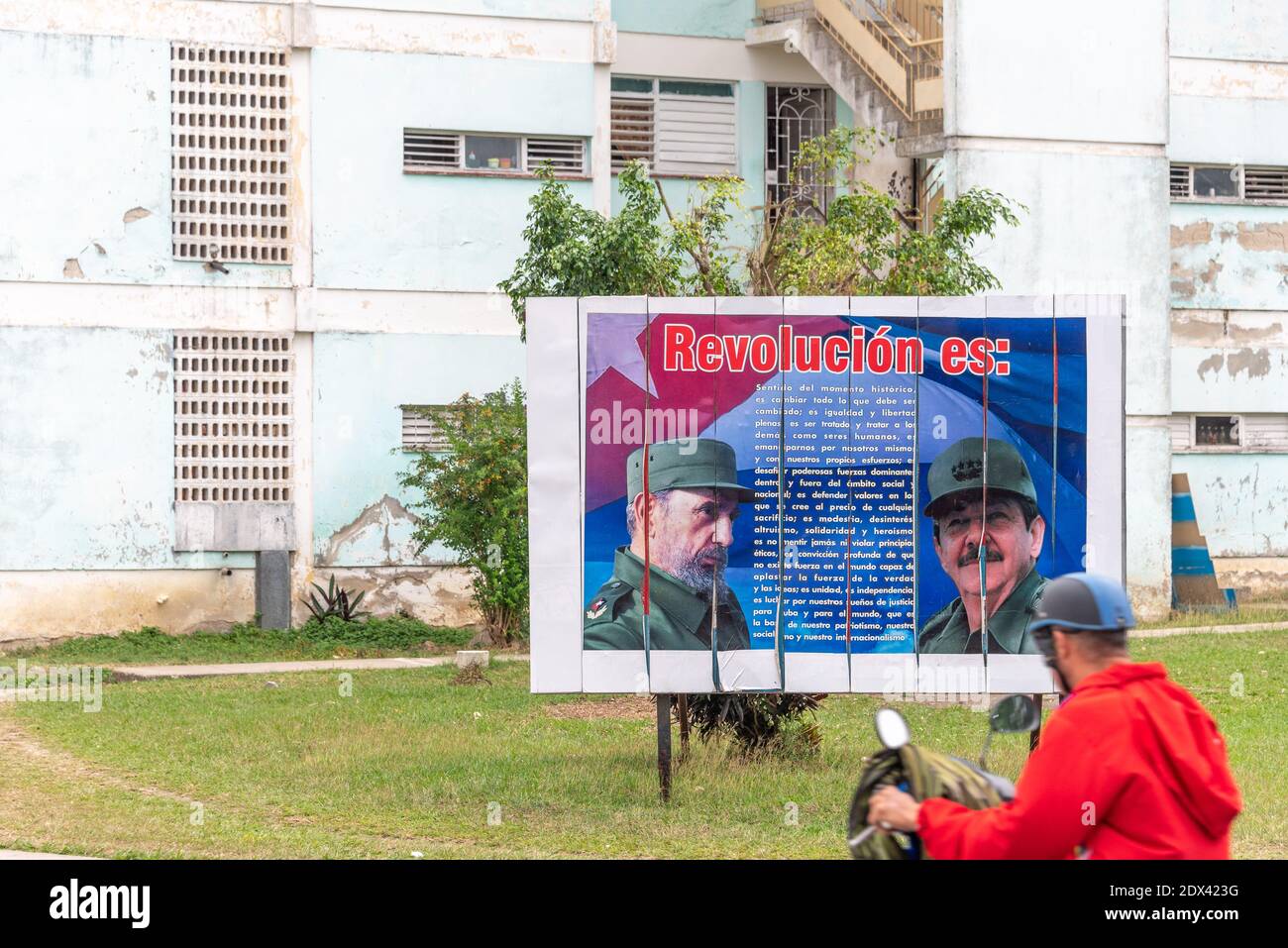 Definizione di Rivoluzione di Fidel Castro su un cartellone pubblico, Santa Clara, Cuba Foto Stock