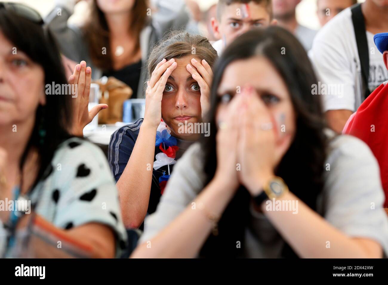 Gli appassionati di calcio guardano la partita finale della Coppa del mondo FIFA 1/4 Germania contro Francia la teste-de-Buch, Francia, 4 luglio 2014. Foto di Patrick Bernard/ABACAPRESS.COM Foto Stock