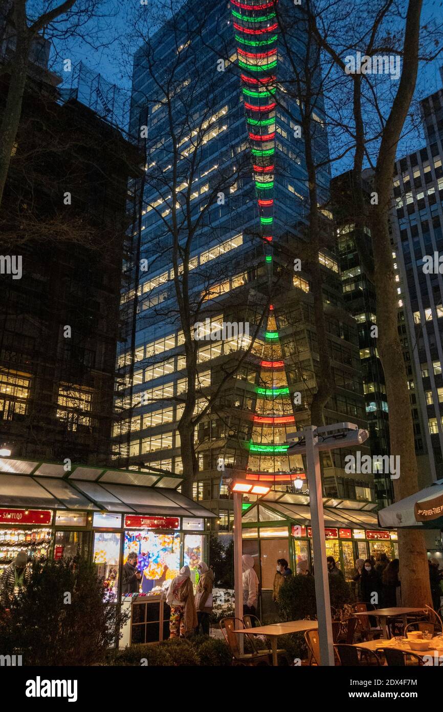 7 Bryant Park, una torre d'ufficio di classe trofeo, situata all'angolo di Bryant Park, è illuminata di rosso e verde per la stagione delle vacanze, New York, USA Foto Stock