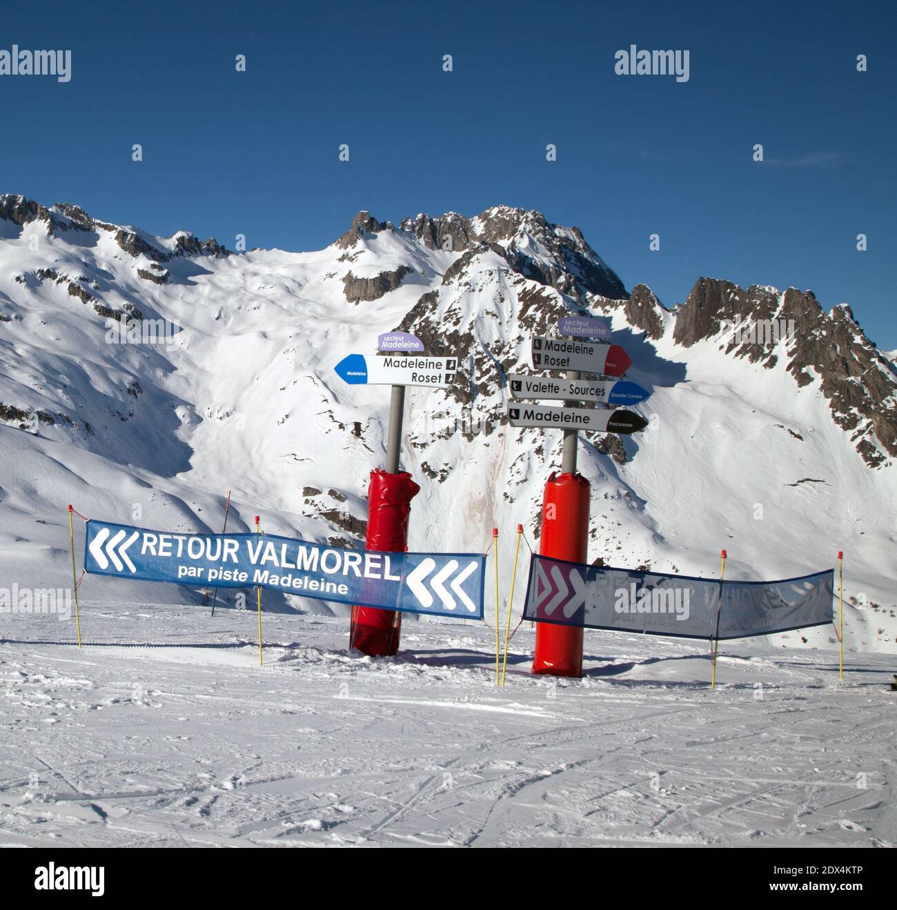 Panneaux directionnel sur piste de ski entre Saint-François-Longchamp et Valmorel En Maurienne Savoia Francia Foto Stock