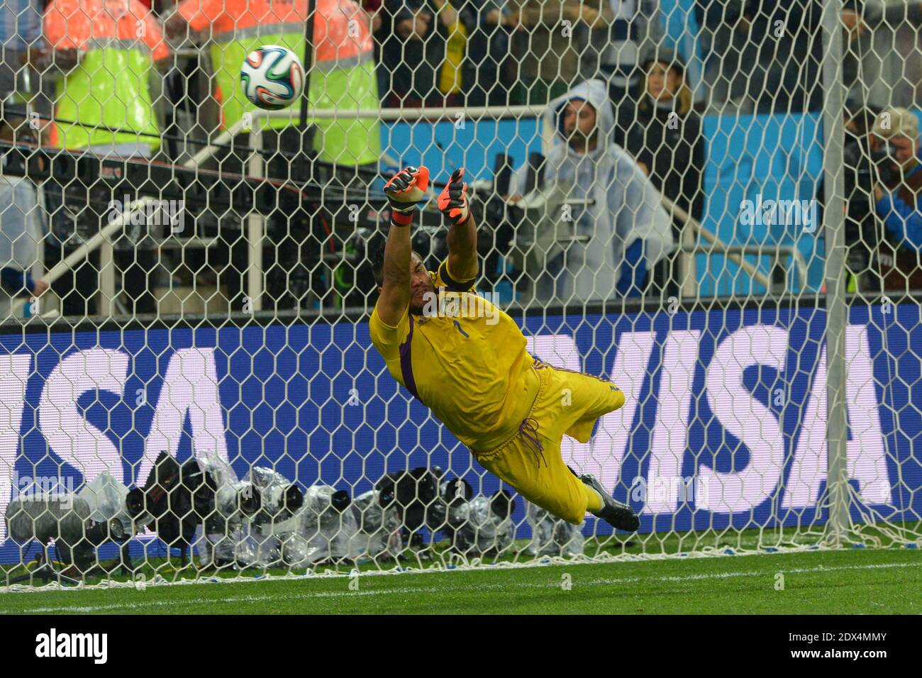 Sergio Romero dell'Argentina che fa il suo salvataggio numero due nel tiro-out di penalità durante la partita semi finale della Coppa del mondo di Calcio Olanda contro Argentina allo stadio di Itaquera, Sao Paulo, Brasile il 9 luglio 2014. L'Argentina ha vinto il tiro di penalità 5-3 dopo un punteggio di 0-0. Foto di Henri Szwarc/ABACAPRESS.COM Foto Stock