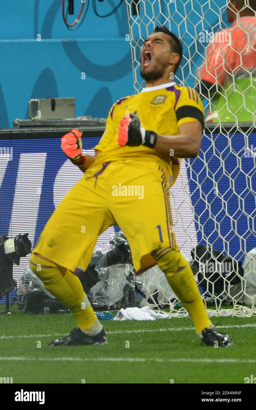 Sergio Romero dell'Argentina festeggia dopo aver fatto il suo salvataggio numero due nello sparatutto di penalità durante la partita semi finale della Coppa del mondo di Calcio Olanda contro Argentina allo stadio Itaquera, Sao Paulo, Brasile il 9 luglio 2014. L'Argentina ha vinto il tiro di penalità 5-3 dopo un punteggio di 0-0. Foto di Henri Szwarc/ABACAPRESS.COM Foto Stock