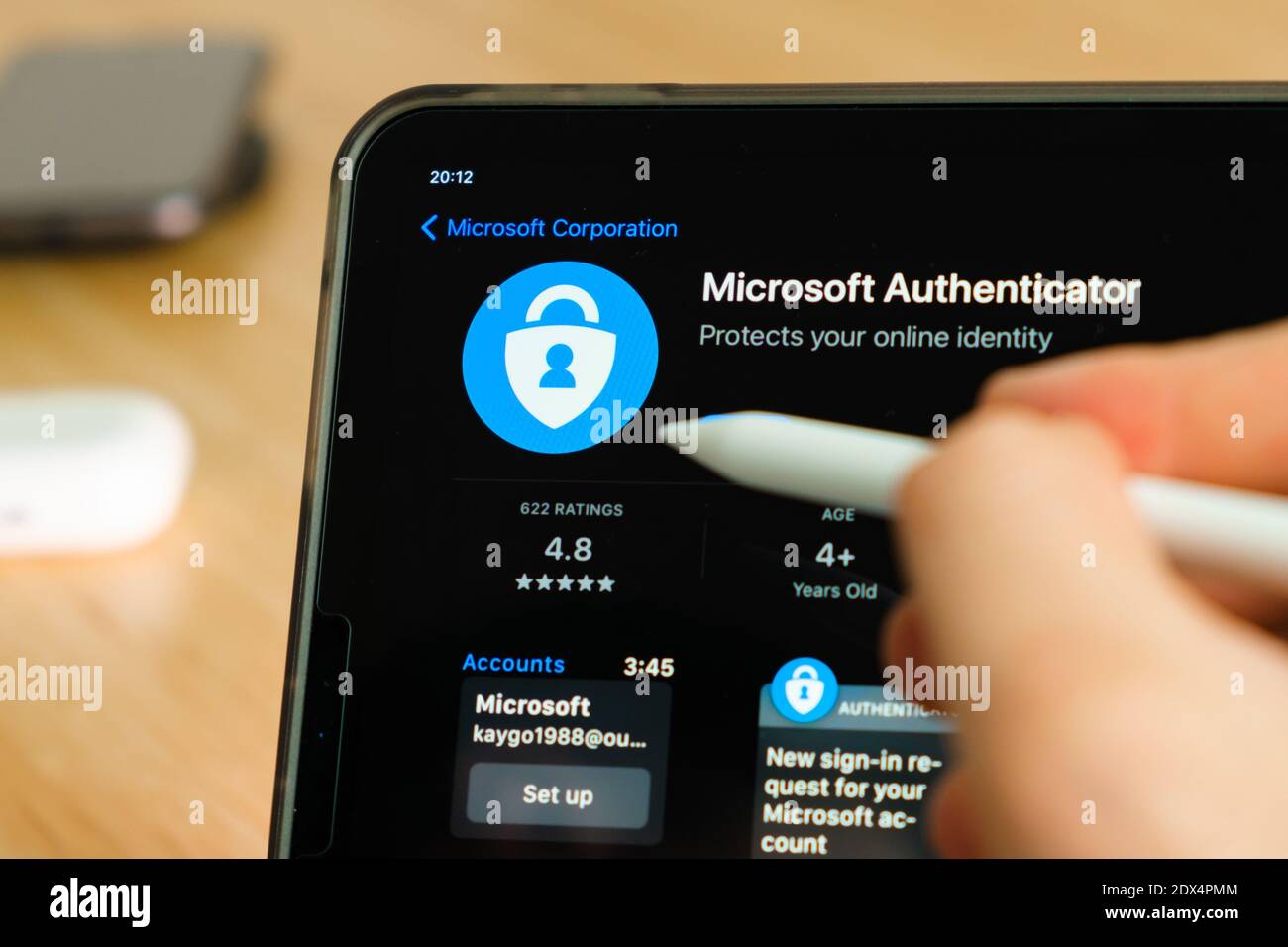 Il logo Microsoft Authenticator viene visualizzato con una matita di mela sullo schermo del tablet iPad Pro. Uomo che usa l'applicazione sul tablet. Dicembre 2020, San Francisco Foto Stock