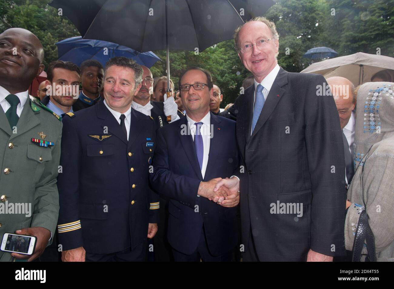 Il presidente francese Francois Hollande e Yves De Gaulle presenziano ad un ricevimento in onore delle forze armate francesi presso l'Hotel de Brienne, la residenza del ministro della Difesa francese, a Parigi, il 13 luglio 2014, Foto Thierry Orban/ABACAPRESS.COM Foto Stock