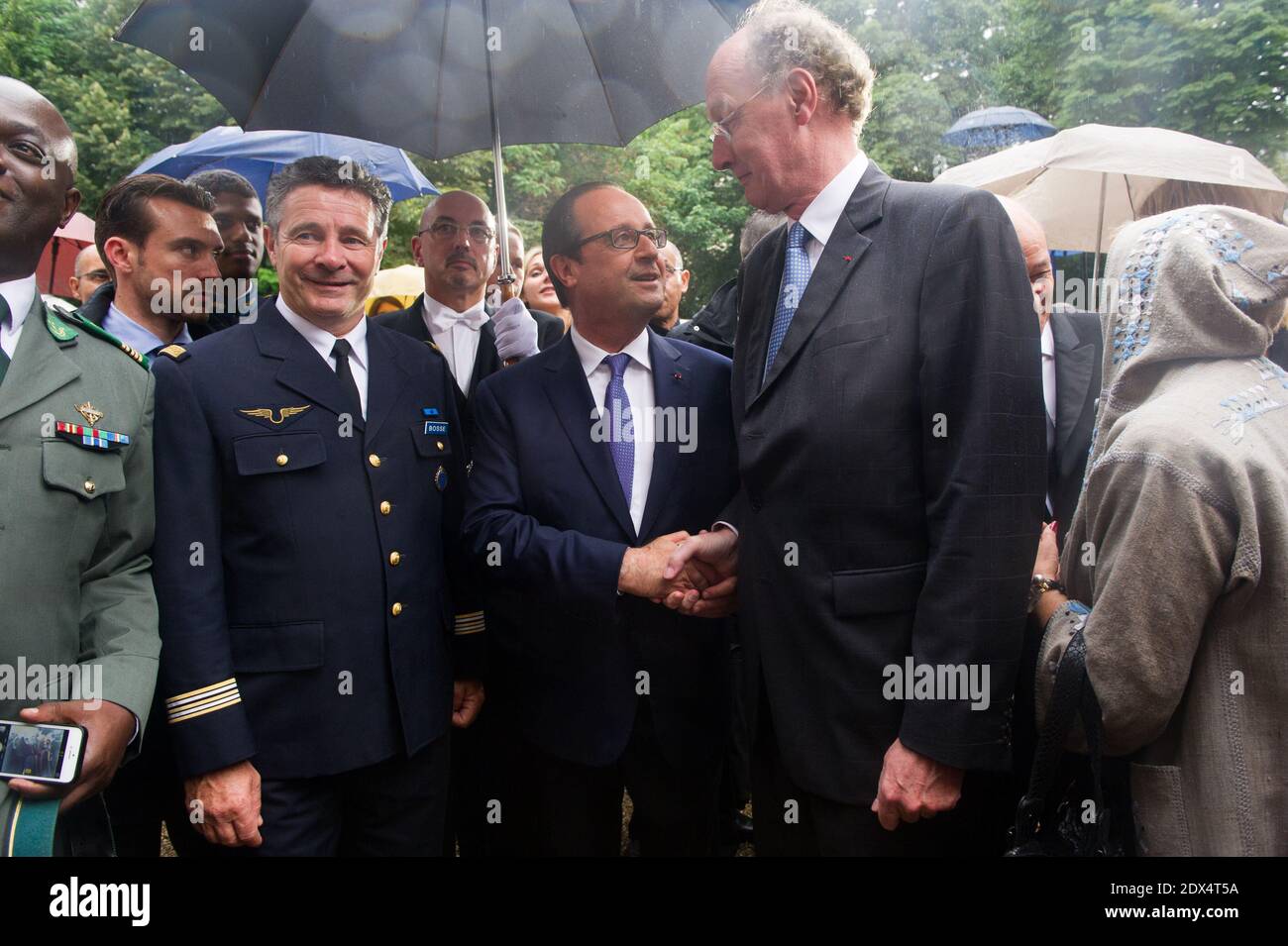 Il presidente francese Francois Hollande e Yves De Gaulle presenziano ad un ricevimento in onore delle forze armate francesi presso l'Hotel de Brienne, la residenza del ministro della Difesa francese, a Parigi, il 13 luglio 2014, Foto Thierry Orban/ABACAPRESS.COM Foto Stock
