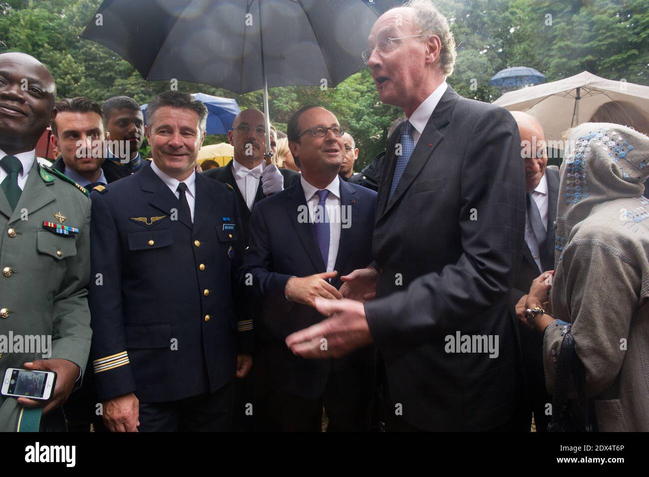 Il presidente francese Francois Hollande e Yves De Gaulle presenziano ad un ricevimento in onore delle forze armate francesi presso l'Hotel de Brienne, la residenza del ministro della Difesa francese, a Parigi, il 13 luglio 2014, Foto Thierry Orban/ABACAPRESS.COM Foto Stock