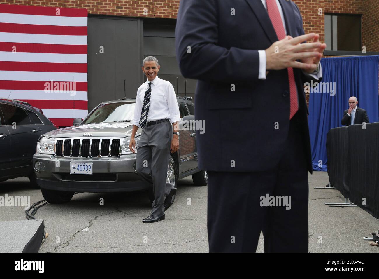 Il presidente degli Stati Uniti Barack Obama esce dal Centro di ricerca dell'autostrada della Federal Highway Administration Turner-Fairbank Highway dopo un tour del 15 luglio 2014 a Mclean, VA, USA. Secondo il Dipartimento dei Trasporti, il centro ospita 20 laboratori, centri dati e strutture di supporto e conduce ricerche avanzate applicate ed esplorative nell'interazione veicolo-autostrada, nanotecnologie, e una serie di altri tipi di ricerca sui trasporti in materia di sicurezza, pavimentazioni, strutture e ponti autostradali, sistemi centrati sull'uomo, operazioni e sistemi di trasporto intelligenti e materiali." Foto Foto Stock