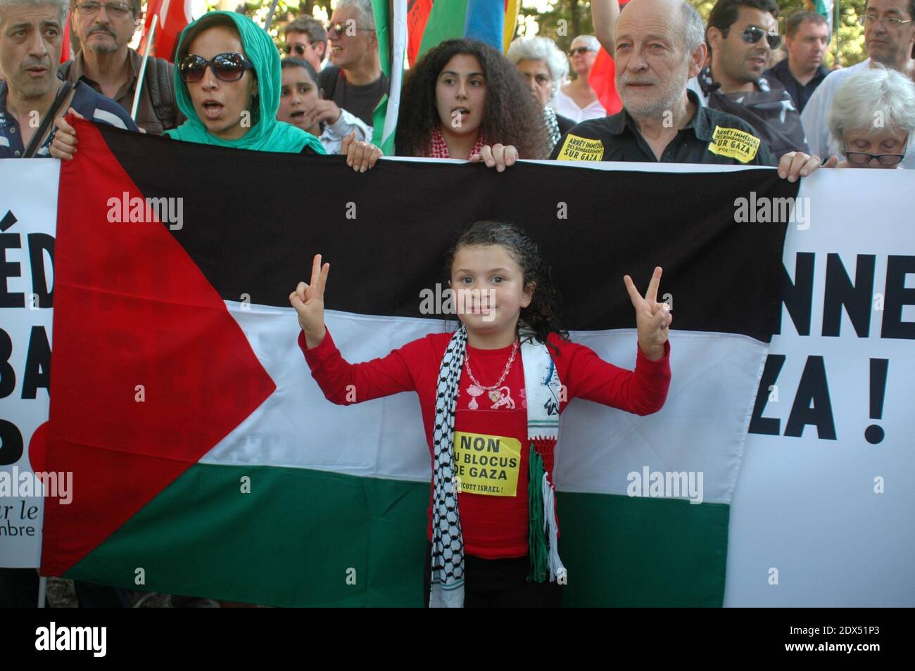 I manifestanti prendono parte a una manifestazione per protestare contro l'attentato mortale di Israele a Gaza il 16 luglio 2014 a Parigi, in Francia. Circa 50 partiti politici, sindacati e gruppi attivisti hanno chiesto raduni in Francia questa sera per cercare di porre immediatamente fine all'offensiva israeliana che ha lasciato 208 morti e per chiedere sanzioni contro lo Stato ebraico. L'offensiva israeliana ha alimentato passioni in Francia -- che ha la più grande popolazione musulmana nell'Europa occidentale così come una comunità ebraica forte di 500,000. Foto di Alain Apaydin/ABACAPRESS.COM Foto Stock