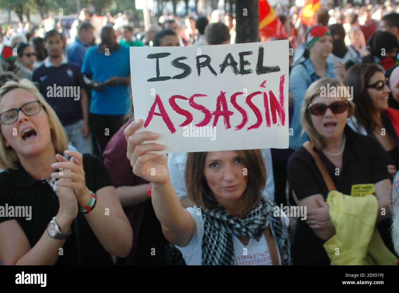 I manifestanti prendono parte a una manifestazione per protestare contro l'attentato mortale di Israele a Gaza il 16 luglio 2014 a Parigi, in Francia. Circa 50 partiti politici, sindacati e gruppi attivisti hanno chiesto raduni in Francia questa sera per cercare di porre immediatamente fine all'offensiva israeliana che ha lasciato 208 morti e per chiedere sanzioni contro lo Stato ebraico. L'offensiva israeliana ha alimentato passioni in Francia -- che ha la più grande popolazione musulmana nell'Europa occidentale così come una comunità ebraica forte di 500,000. Foto di Alain Apaydin/ABACAPRESS.COM Foto Stock