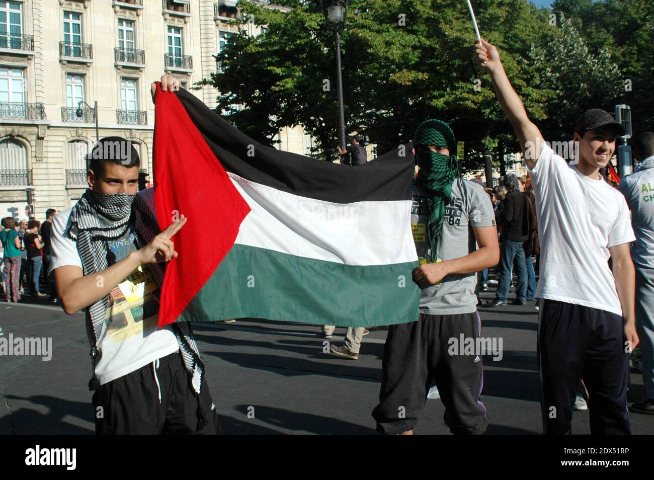 I manifestanti prendono parte a una manifestazione per protestare contro l'attentato mortale di Israele a Gaza il 16 luglio 2014 a Parigi, in Francia. Circa 50 partiti politici, sindacati e gruppi attivisti hanno chiesto raduni in Francia questa sera per cercare di porre immediatamente fine all'offensiva israeliana che ha lasciato 208 morti e per chiedere sanzioni contro lo Stato ebraico. L'offensiva israeliana ha alimentato passioni in Francia -- che ha la più grande popolazione musulmana nell'Europa occidentale così come una comunità ebraica forte di 500,000. Foto di Alain Apaydin/ABACAPRESS.COM Foto Stock