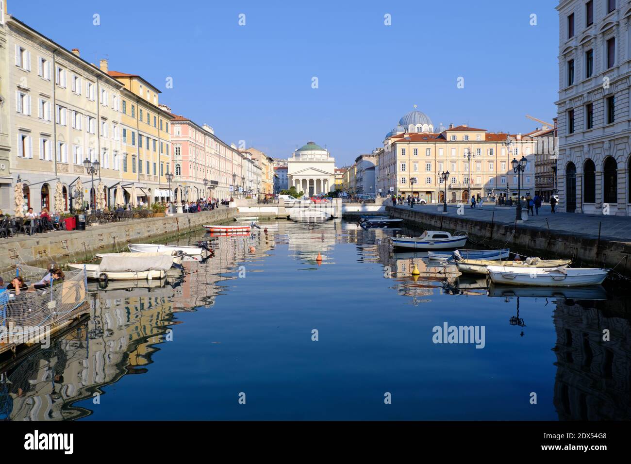 Il Canal Grande a Trieste Italia al sole di mezzogiorno con barche ancorate Foto Stock