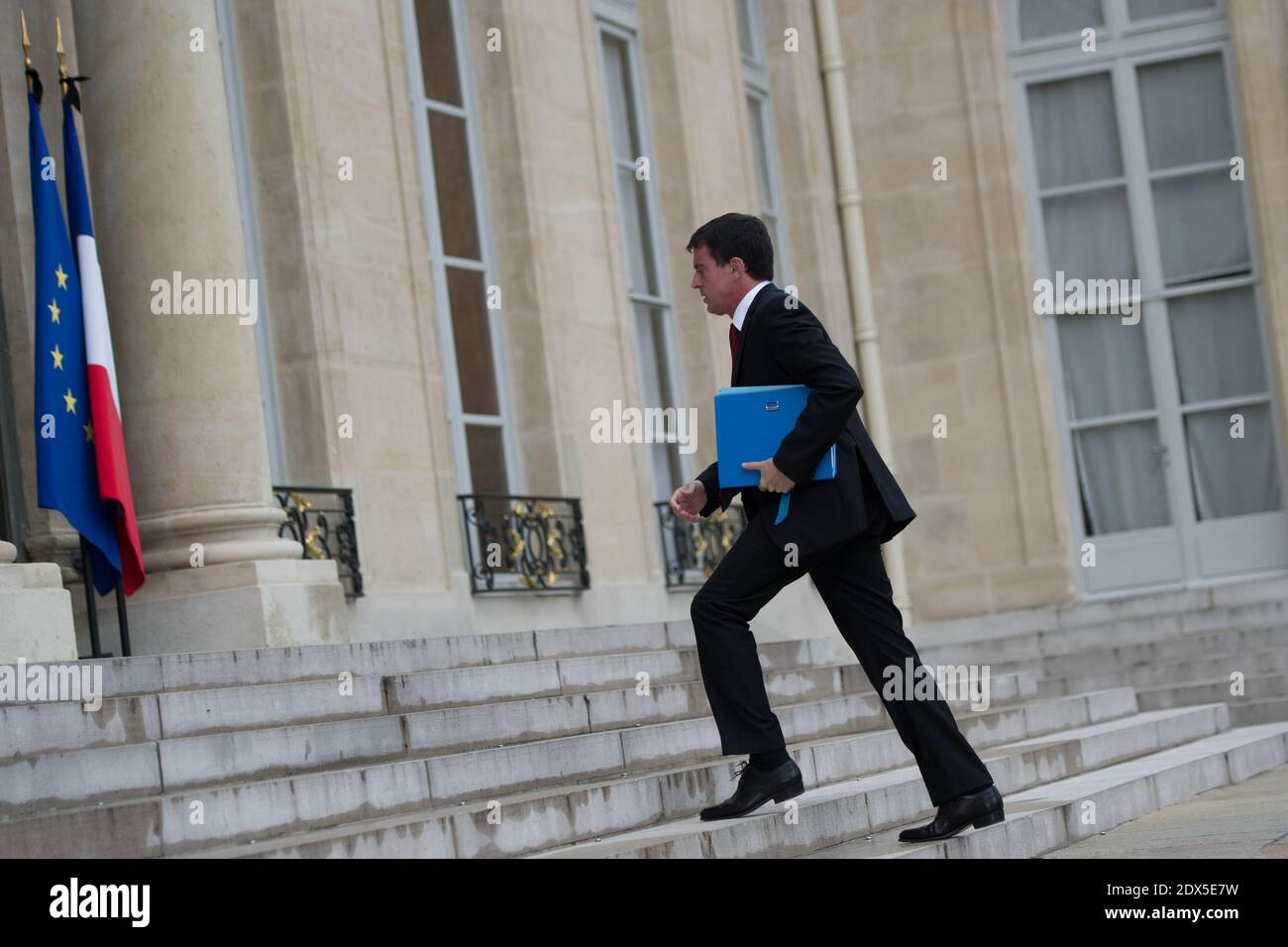 Il primo ministro francese Manuel Valls arriva al Palazzo Elysee di Parigi, in Francia, il 28 luglio 2014, per un incontro con il presidente francese Francois Hollande dopo un aereo Air Algerie con 118 passeggeri, di cui 54 francesi, schiantato nel Mali. Le scatole nere del disastro aereo di Air Algerie hanno iniziato ieri il loro viaggio in Francia dal Mali settentrionale, come investigatori intensificatori sforzi per trovare la causa del disastro mortale. Foto di Thierry Orban/ABACAPRESS.COM Foto Stock