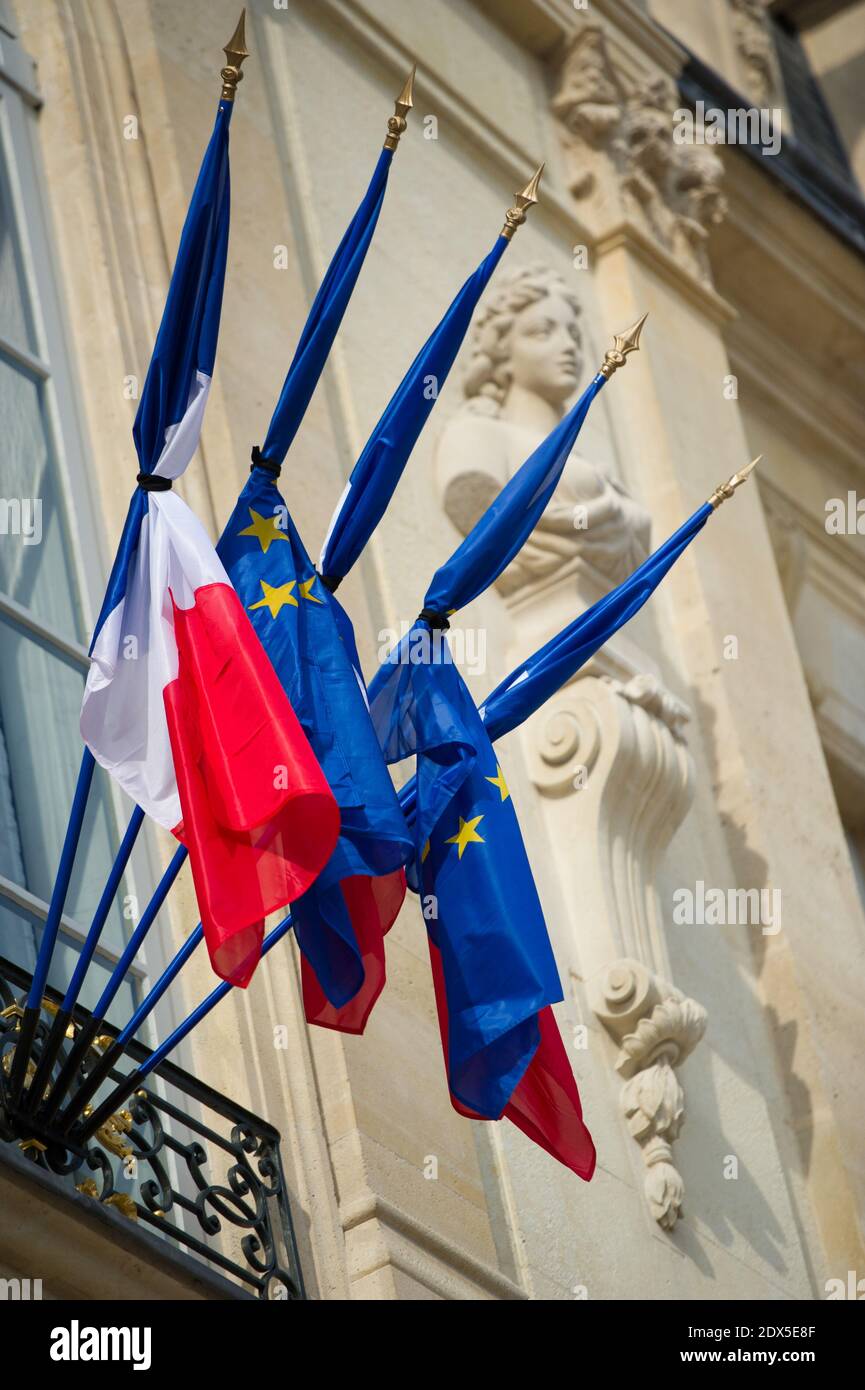 Come segno di lutto bandiera francese che batte mezzo palo al Palazzo Elysee a Parigi, Francia il 28 luglio 2014. Foto Thierry Orban/ABACAPRESS.COM Foto Stock