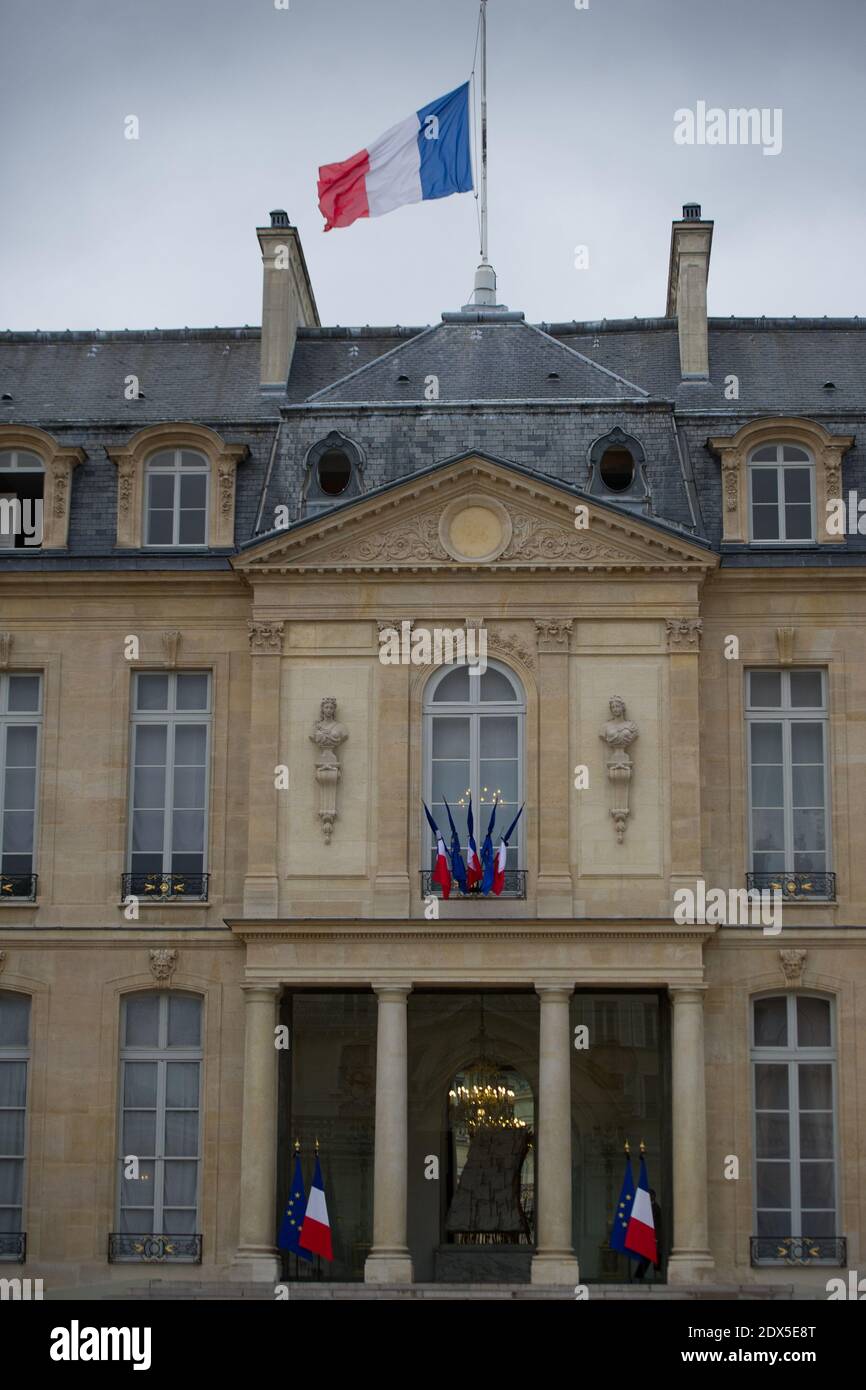 Come segno di lutto bandiera francese che batte mezzo palo al Palazzo Elysee a Parigi, Francia il 28 luglio 2014. Foto Thierry Orban/ABACAPRESS.COM Foto Stock