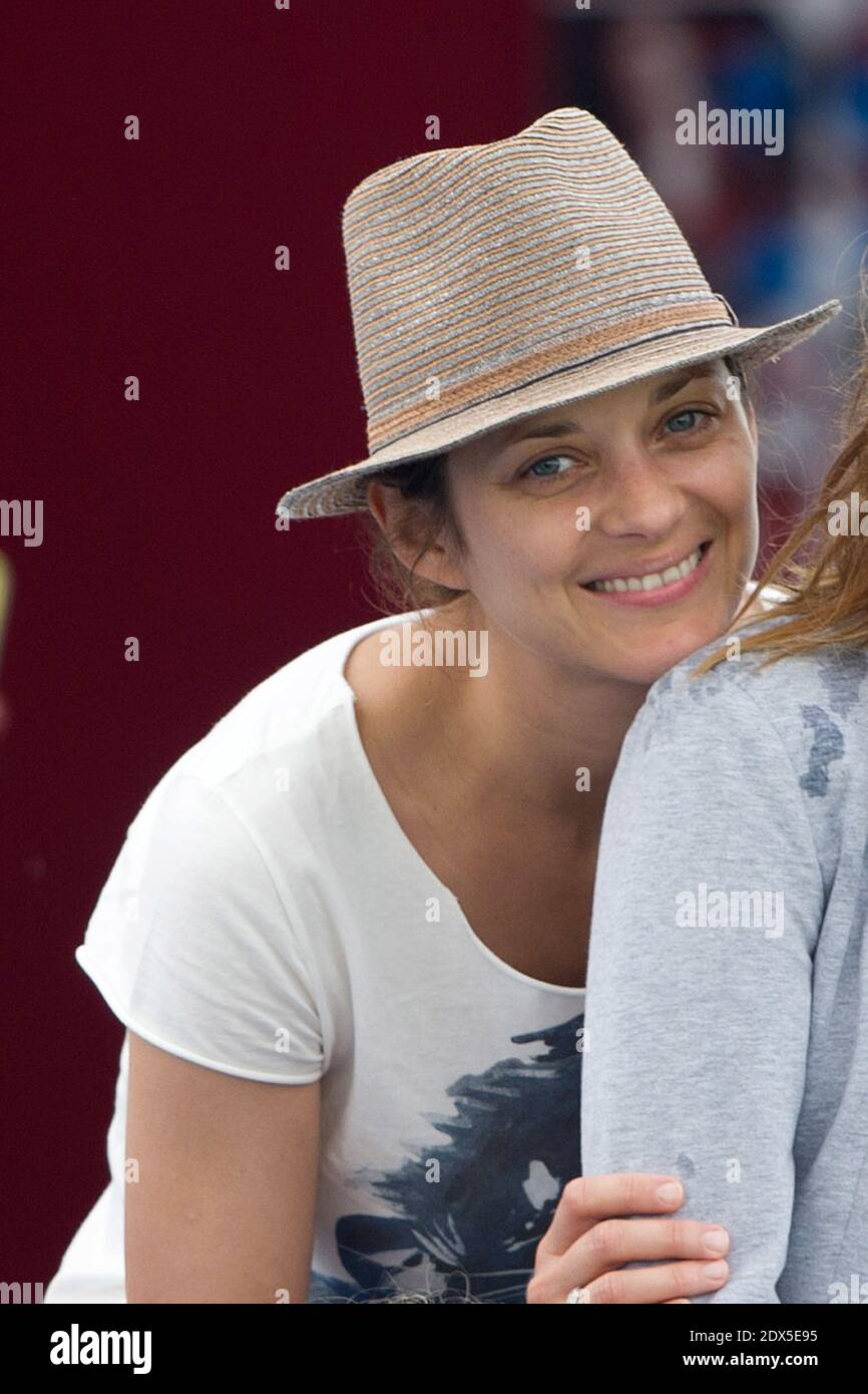 L'attrice francese Marion Cotillard partecipa al Jumping Longines Global Champions Tour a Chantilly, Francia, il 27 luglio 2014. Foto di Laurent Zabulon/ABACAPRESS.COM Foto Stock