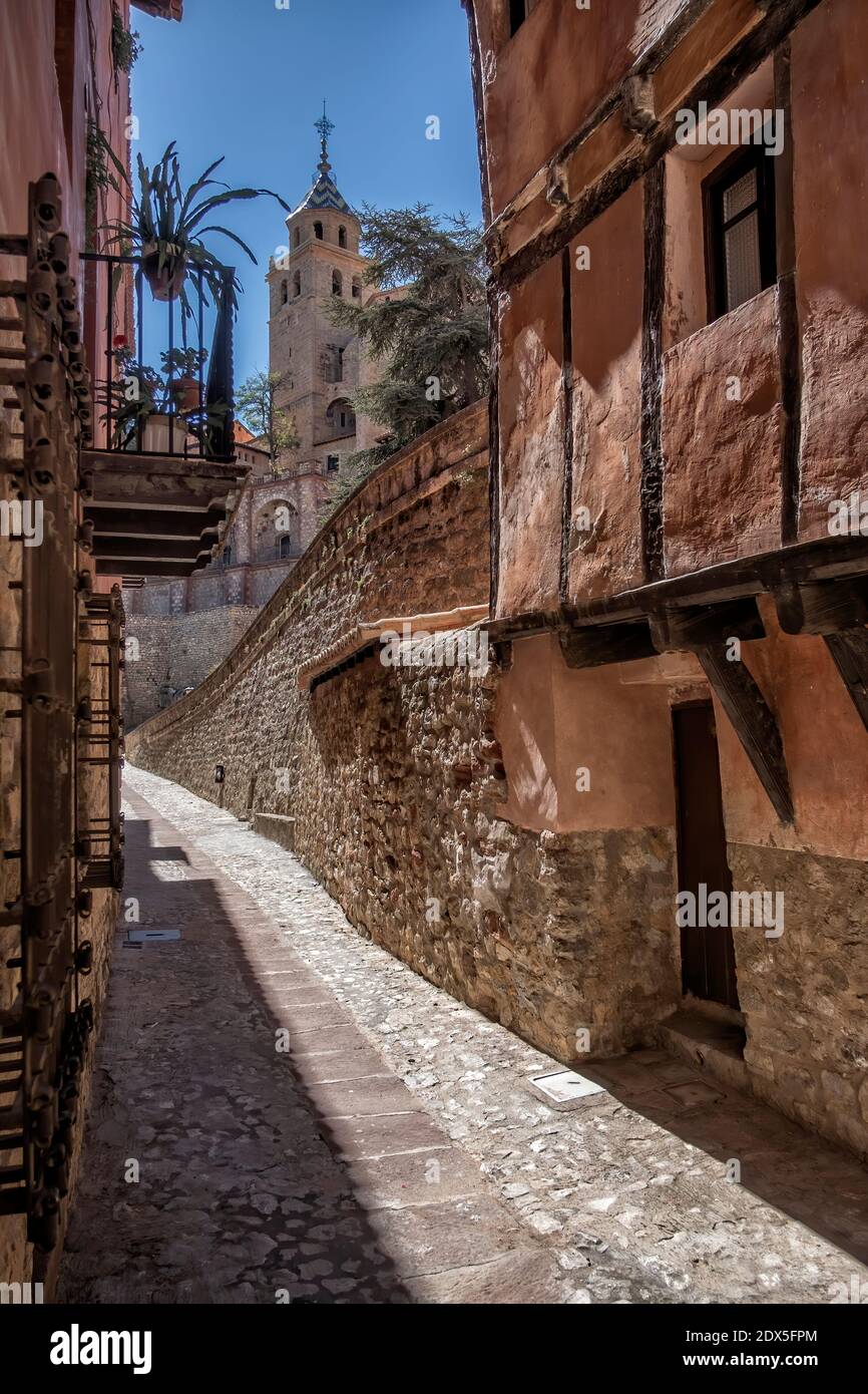 Strada lastricata nella città medievale di Albarracin in provincia di Teruel, Aragona Spagna in una giornata di sole, la cattedrale di Albarracin sullo sfondo, Foto Stock