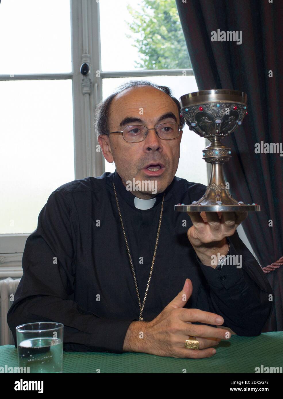 Il ritorno del Cardinale Philippe Barbarin da Irak a Lione tiene una conferenza stampa a Lione. Ha guidato la delegazione francese dei vescovi per tre giorni. L'obiettivo di questo viaggio era di sostenere i cristiani cacciati da Mosul, che decise il gemellaggio tra la diocesi di Lione e quella di Mosul, in solidarietà con i cristiani dell'Iraq. Per segnare questo legame tra le due diocesi, il patriarca di Mosul ha offerto un calice all'arcivescovo di Lione. Lione Auguste 1° 2014. Foto di Vincent Dargent/ABACAPRESS.COM Foto Stock