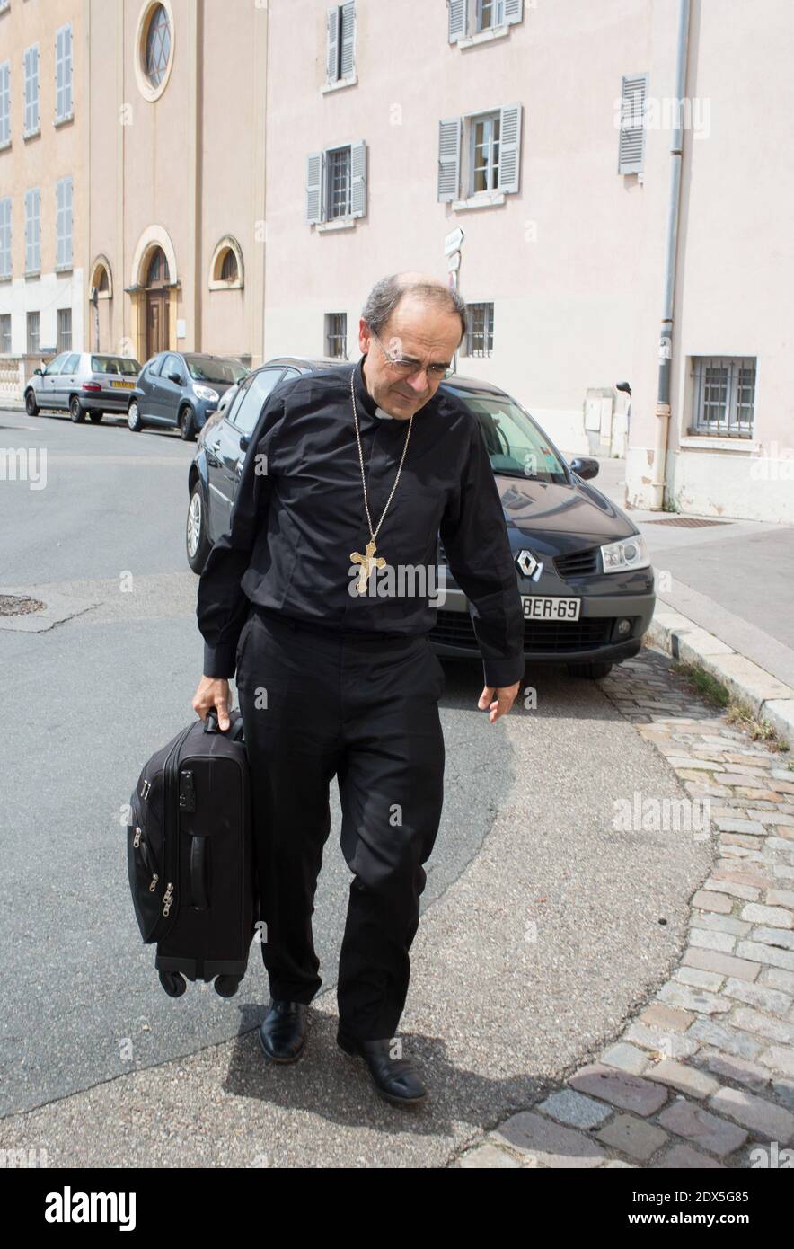 Il ritorno del Cardinale Philippe Barbarin da Irak a Lione tiene una conferenza stampa a Lione. Ha guidato la delegazione francese dei vescovi per tre giorni. L'obiettivo di questo viaggio era di sostenere i cristiani cacciati da Mosul, che decise il gemellaggio tra la diocesi di Lione e quella di Mosul, in solidarietà con i cristiani dell'Iraq. Per segnare questo legame tra le due diocesi, il patriarca di Mosul ha offerto un calice all'arcivescovo di Lione. Lione Auguste 1° 2014. Foto di Vincent Dargent/ABACAPRESS.COM Foto Stock