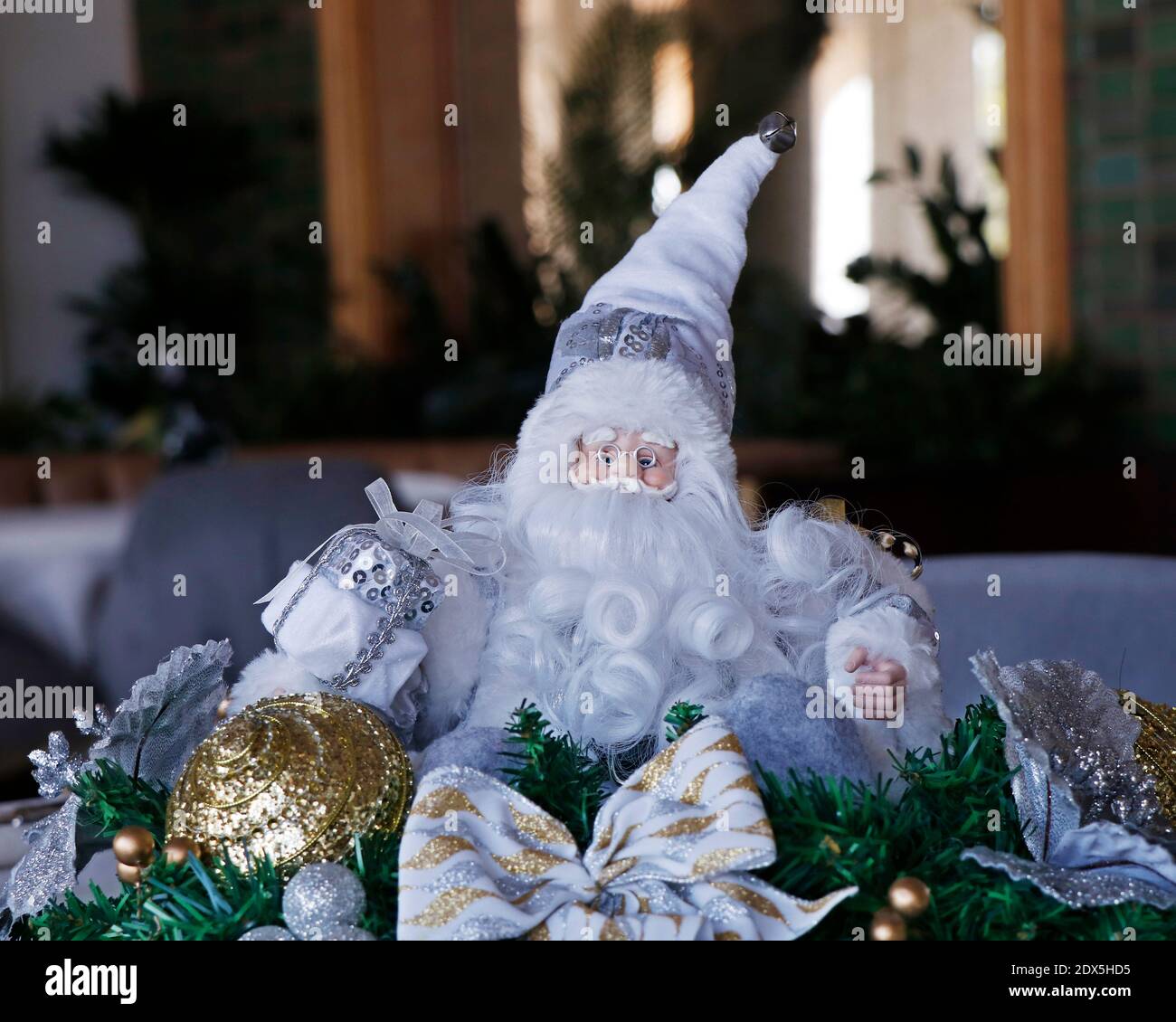 Accogliente viso bianco Babbo Natale con barba riccia, giocattolo babbo natale Foto Stock