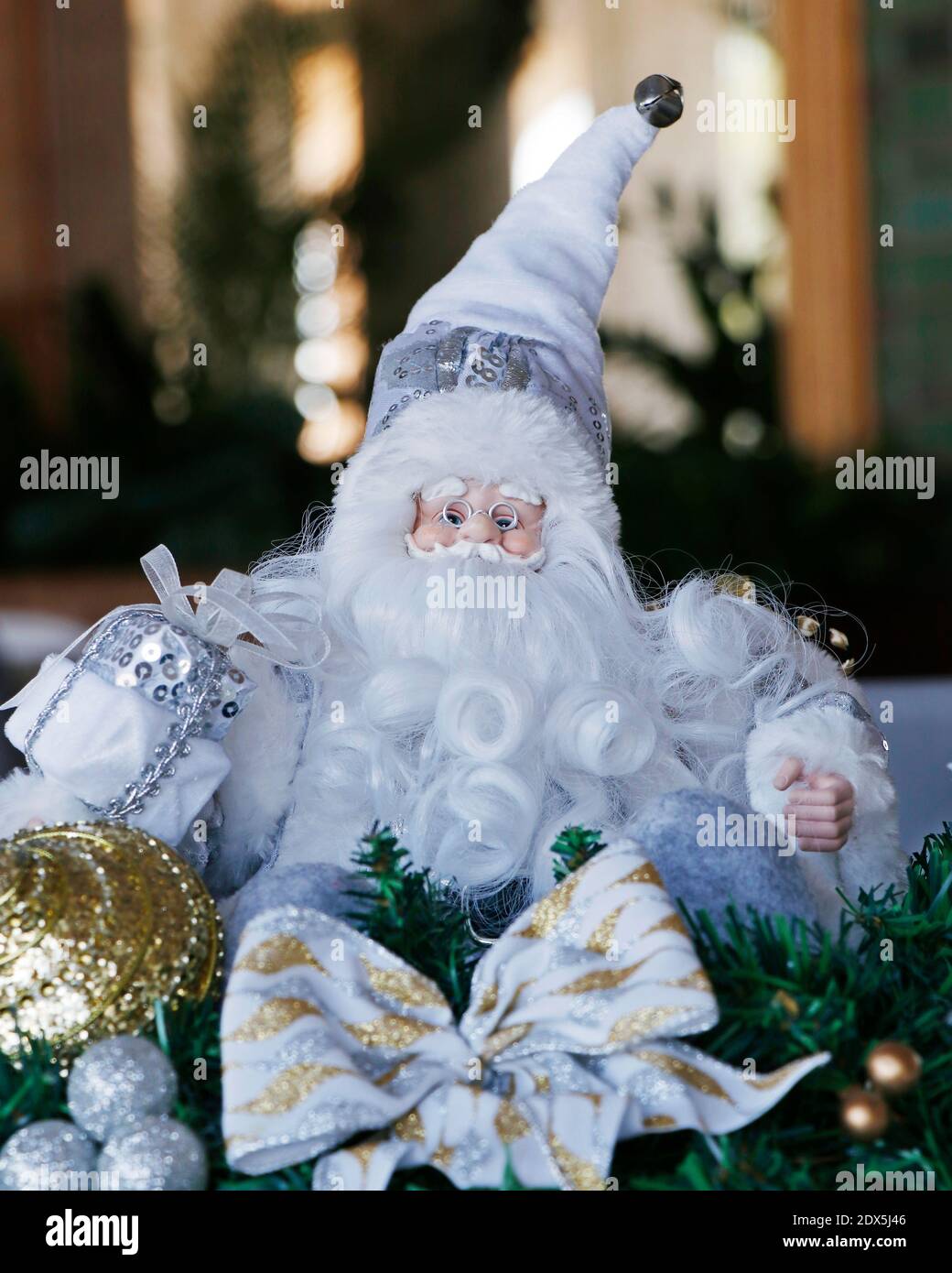 Babbo Natale bianco viso bambola con barba riccia, babbo giocattolo Foto Stock