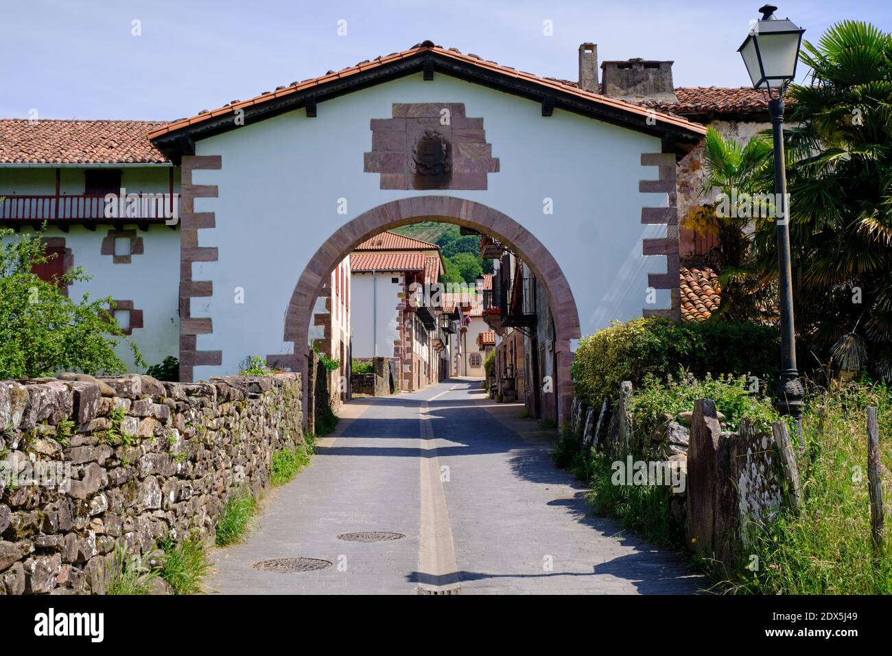 L'arco all'ingresso del Villaggio di Amaiur Maya nei Paesi Baschi spagnoli Foto Stock