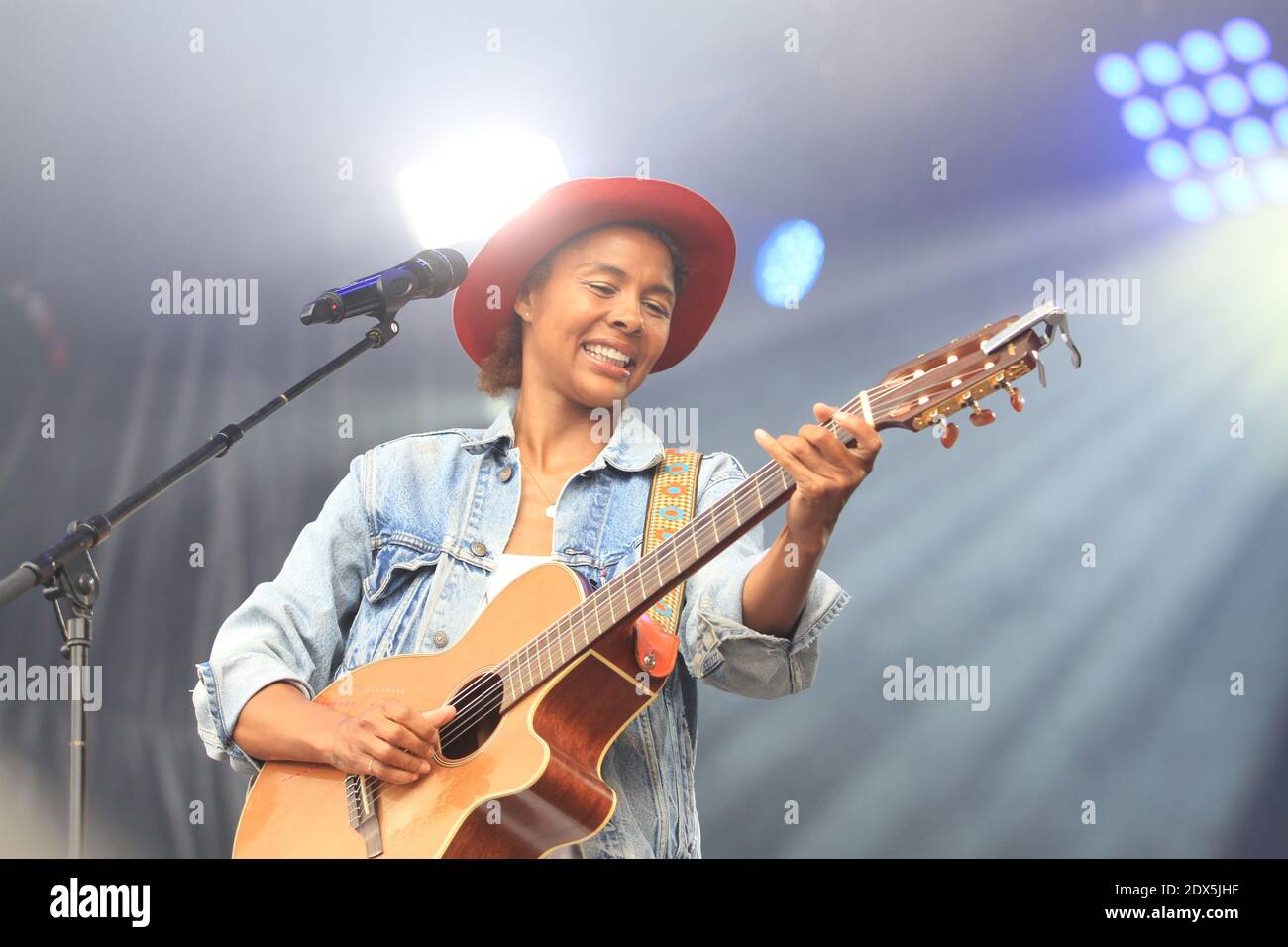 Ayo si esibisce al Festival Du Bout Du Monde 2014 a Douarnenez, Finistere, Francia, il 01 agosto 2014. Foto di Yves-Marie Quemener/ABACAPRESS.COM Foto Stock