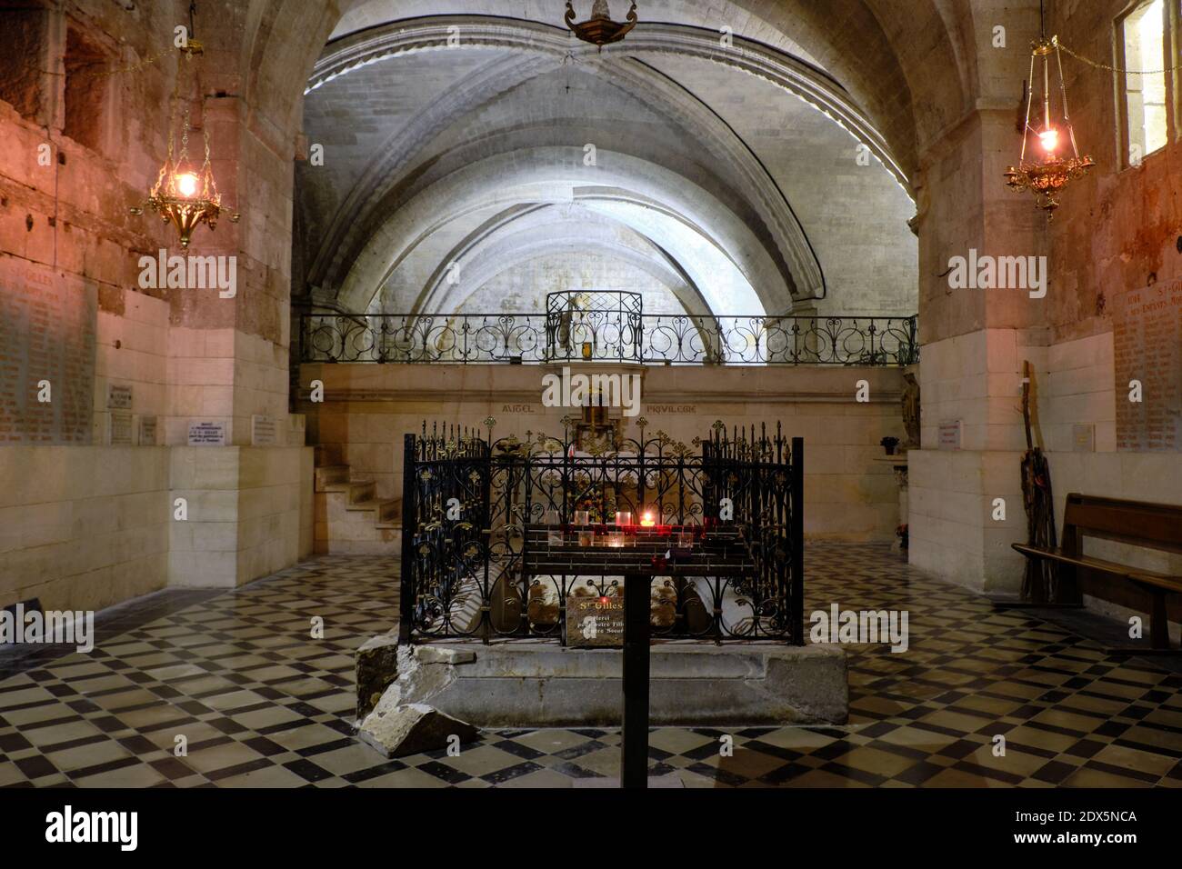 Tomba di San Giles all'interno della cripta seminterrato dell'Abbatiale Saint-Gilles du Gard a Saint-Gilles Foto Stock