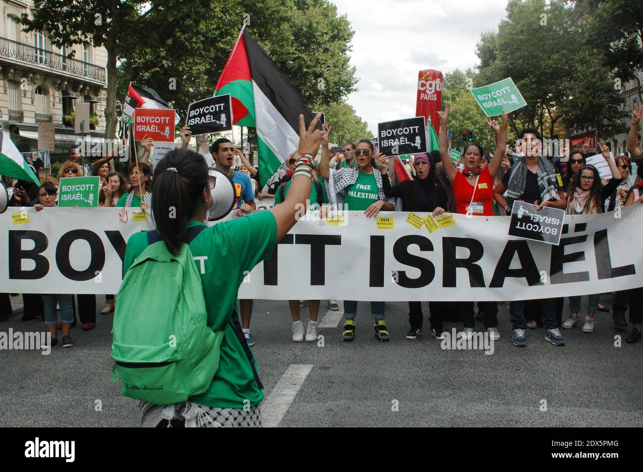 Le persone che detengono bandiere e bandiere si dirigono in strada a Parigi, in Francia, il 9 agosto 2014 per sostenere i palestinesi che vivono a Gaza. Dall'inizio dell'operazione militare israeliana chiamata protezione, più di 1400 palestinesi sono morti e più di 50 israeliani. Foto di Alain Apaydin/ABACAPRESS.COM Foto Stock