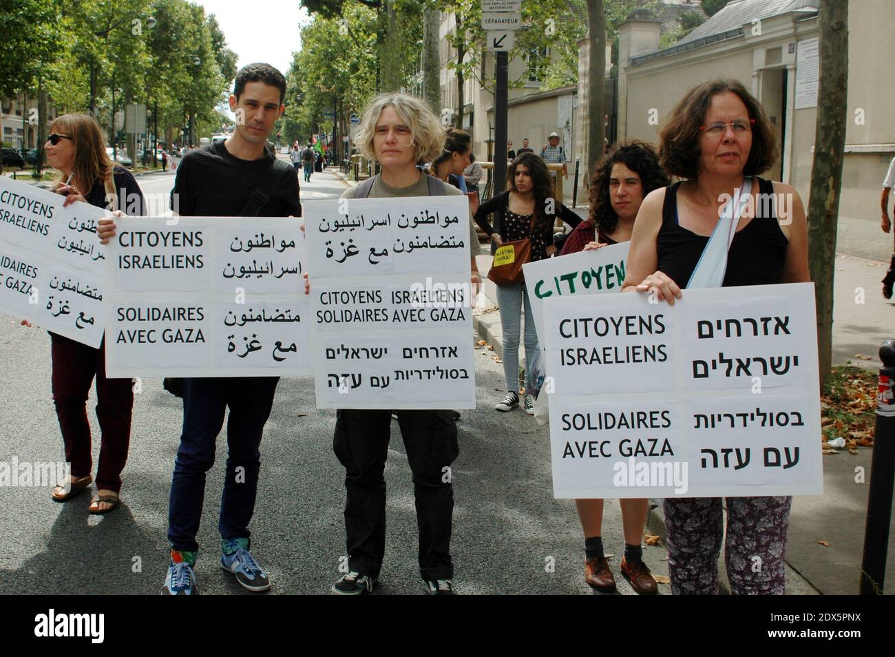 Le persone che detengono bandiere e bandiere si dirigono in strada a Parigi, in Francia, il 9 agosto 2014 per sostenere i palestinesi che vivono a Gaza. Dall'inizio dell'operazione militare israeliana chiamata protezione, più di 1400 palestinesi sono morti e più di 50 israeliani. Foto di Alain Apaydin/ABACAPRESS.COM Foto Stock