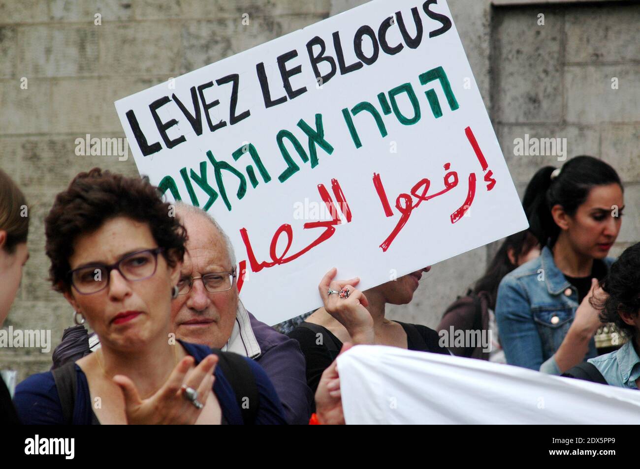 Le persone che detengono bandiere e bandiere si dirigono in strada a Parigi, in Francia, il 9 agosto 2014 per sostenere i palestinesi che vivono a Gaza. Dall'inizio dell'operazione militare israeliana chiamata protezione, più di 1400 palestinesi sono morti e più di 50 israeliani. Foto di Alain Apaydin/ABACAPRESS.COM Foto Stock