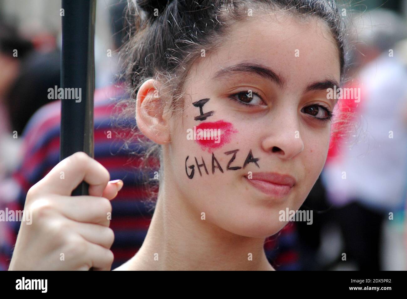 Le persone che detengono bandiere e bandiere si dirigono in strada a Parigi, in Francia, il 9 agosto 2014 per sostenere i palestinesi che vivono a Gaza. Dall'inizio dell'operazione militare israeliana chiamata protezione, più di 1400 palestinesi sono morti e più di 50 israeliani. Foto di Alain Apaydin/ABACAPRESS.COM Foto Stock